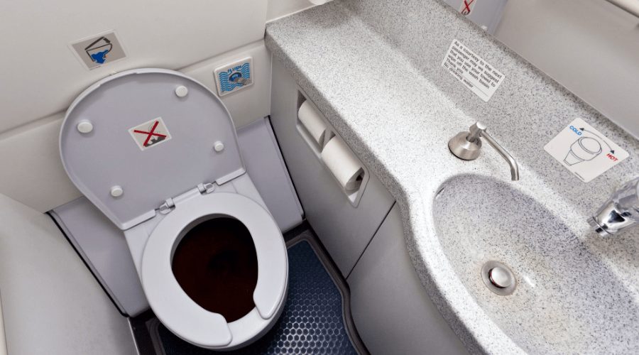 Cara Menggunakan Toilet di Pesawat